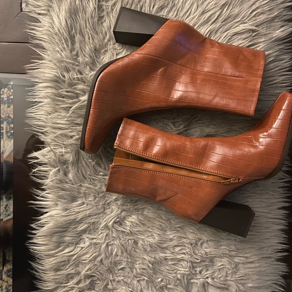 Beautiful Tan Croc embossed Boots - Picture 3 of 6